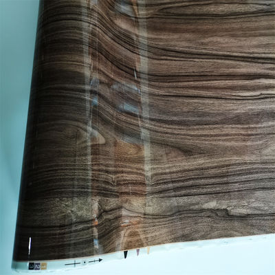 Feuille de vinyle PVC avec texture en bois en relief, idéale pour l'emballage de cadres de porte de profilés ou d'autres formes irrégulières
