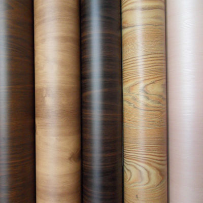 Protection et décoration de la surface des murs par grains de bois avec une pellicule PVC en plastique mat