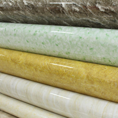 Élégante pellicule PVC en marbre pour des applications murales polyvalentes 400m / rouleau