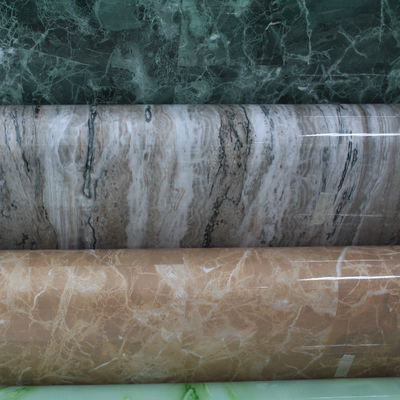 Panneau décoratif en PVC à haute surface brillante pour armoire de cuisine, fabriqué par pressage à la membrane sous vide.
